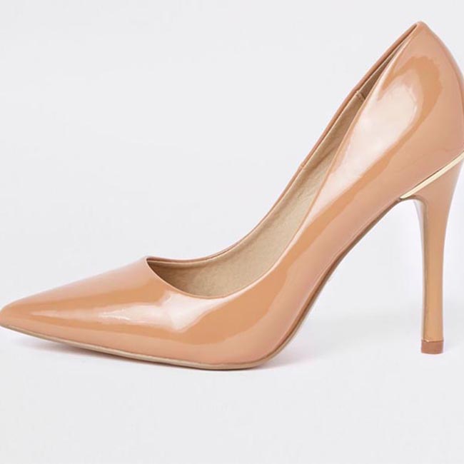 Beige patent pointed court shoes