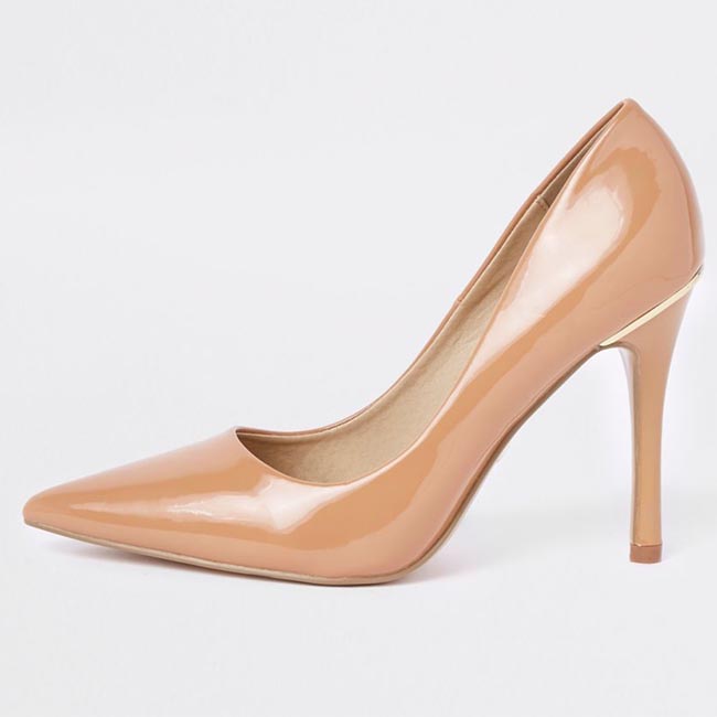 Beige patent pointed court shoes