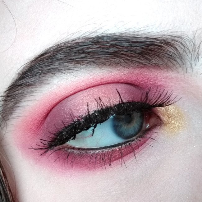 Get The Pink Smokey Eye Look With Pop Of Gold